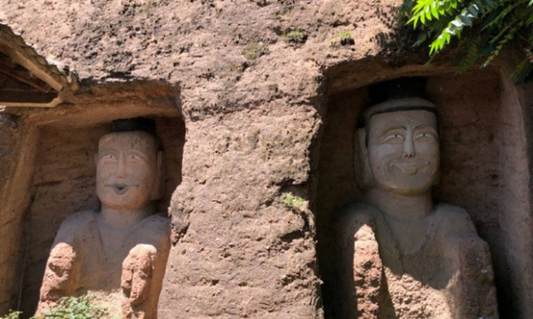 Hình ảnh hai bức tượng Phật trong hang đá bất ngờ mỉm cười