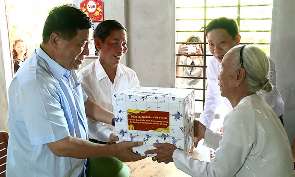 Bộ trưởng Bộ Kế hoạch và Đầu tư thăm, tặng quà các Mẹ Việt Nam anh hùng tại Thừa Thiên Huế