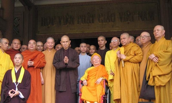 Hình ảnh Thiền sư Thích Nhất Hạnh về thăm quê hương năm 2005