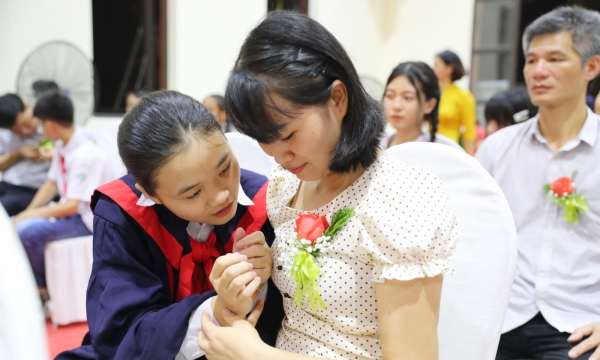 Thông điệp ý nghĩa từ nến và hoa hồng tại Lễ trưởng thành của học sinh Hưng Yên