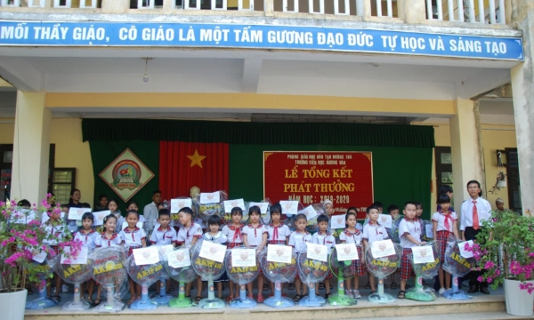 Tặng quà cho học sinh nghèo tại TT Huế