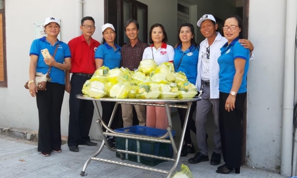 Trao 150 suất cơm chay cho bệnh nhân nghèo ở Trung tâm Y tế Phong Điền