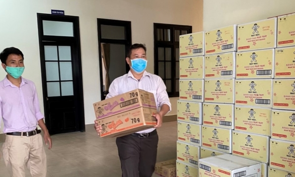 Trao tặng 400 thùng quà cho cán bộ y tế TT Huế