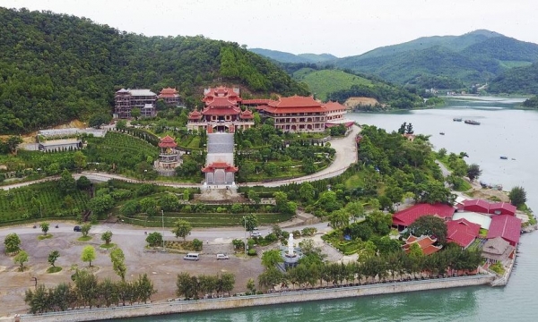 Chùa Cái Bầu - ngôi chùa ven biển đẹp nhất Quảng Ninh