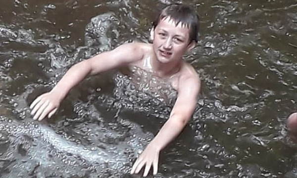 Lòng can đảm của cậu bé 11 tuổi nhảy xuống biển cứu em
