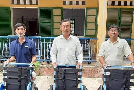 Trao 7 xe lăn và 35 suất quà cho người khuyết tật tại TT Huế