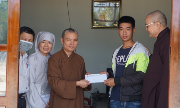 Ban Trị sự GHPGVN tỉnh TT Huế tặng quà cho 25 hộ nghèo 