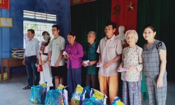Trao quà cho hộ nghèo và công trình vui chơi cho trường tiểu học tại TT Huế 