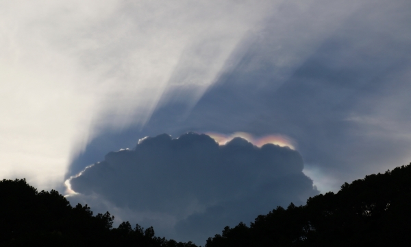 Khoảnh khắc vầng mây sáng rỡ sau lễ cầu siêu cho thai nhi