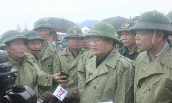 Phó Thủ tướng Trịnh Đình Dũng thị sát tình hình chống bão số 5 ở miền Trung