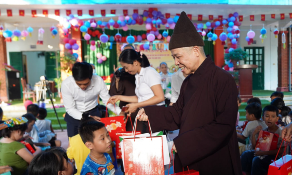 Học viện PGVN tại Hà Nội tổ chức chương trình tặng quà nhân dịp tết Trung thu