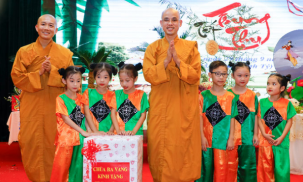 Chùa Ba Vàng tặng quà Tết Trung thu cho các em nhỏ tại phường Quang Trung