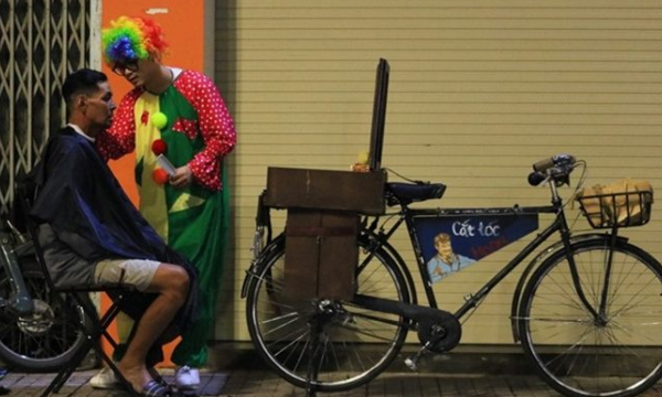 Chuyện về chú hề thích đạp xe cắt tóc miễn phí cho người vô gia cư