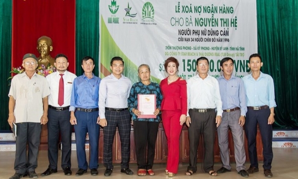 Nữ doanh nhân giúp người chèo đò cứu 34 người ở Hà Tĩnh xoá nợ