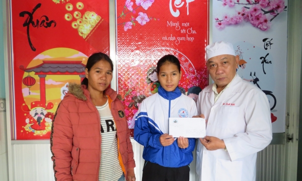 Bác sĩ Nguyễn Quốc Tiến - Kon Tum chữa bệnh miễn phí cho hơn 10.000 người nghèo