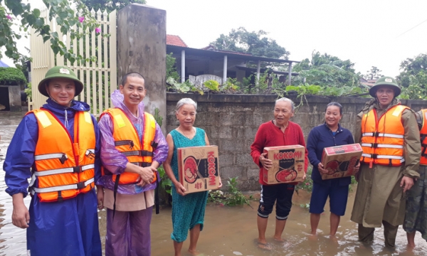 Ban Trị sự Phật giáo huyện Quảng Ninh cứu trợ bà con vùng lũ lụt