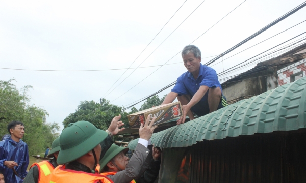 Vận chuyển 3.000 thùng mỳ tôm hỗ trợ bà con vùng lũ huyện Phong Điền