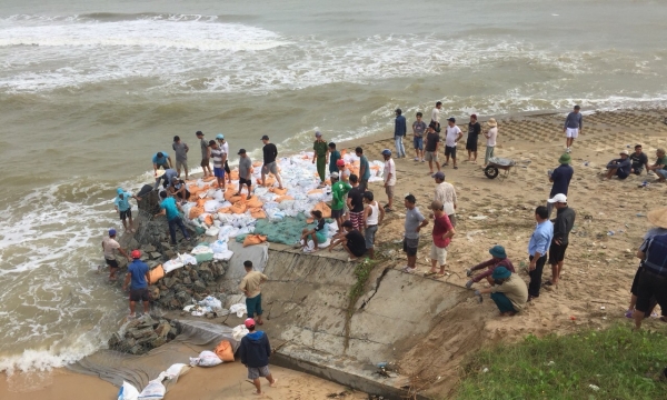 Lực lượng vũ trang huyện Phú Vang vệ sinh môi trường sau lũ