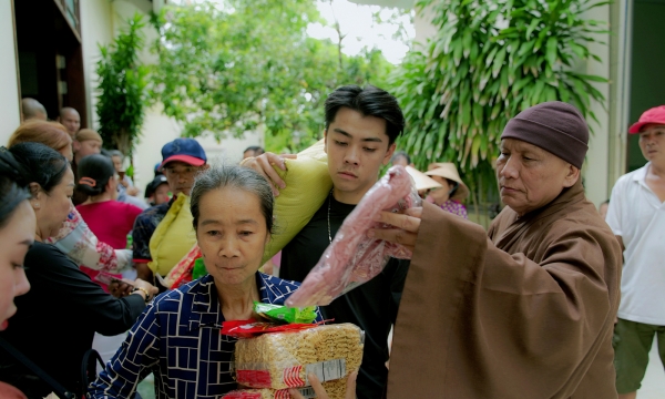 Chùa Đức Quang trao 200 phần quà cho bà con vùng lũ tại Đồng Tháp 