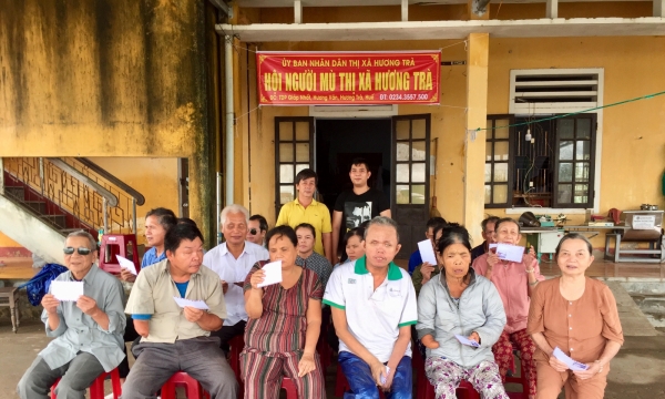 Gia đình một thầy giáo ở Huế trao 75 suất quà cho người dân nghèo và người mù bị ảnh hưởng bão lụt