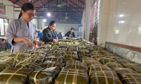 Chùa Đình Quán gói 10.000 bánh chưng gửi tới đồng bào miền Trung