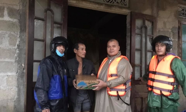 Chùa Hội Phước trao quà đến người nghèo, người mù bị ảnh hưởng lụt bão tại Hương Trà - TT Huế
