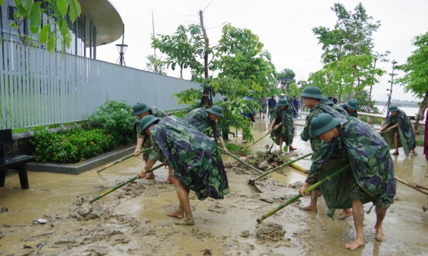 Lực lượng vũ trang tỉnh TT Huế tham gia khắc phục lũ lụt
