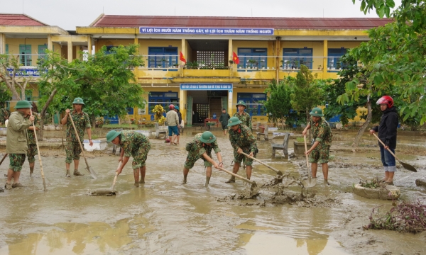 Sư đoàn 968, Quân khu 4: Giúp nhân dân, trường học khắc phục hậu quả lũ lụt