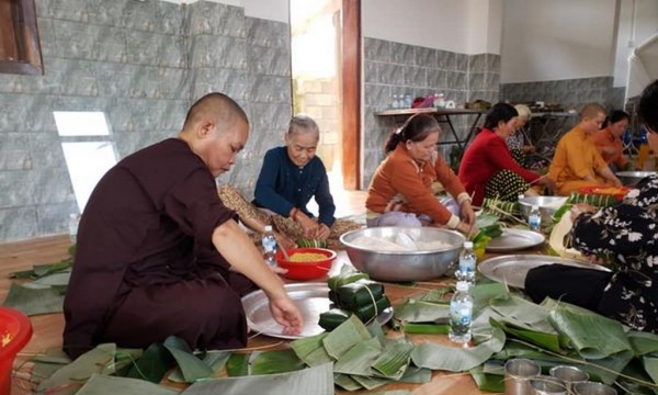 Tịnh xá Ngọc Huy gói bánh tặng đồng bào miền Trung