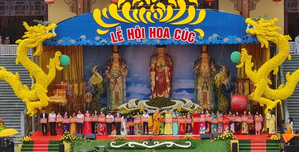 Lễ hội Hoa Cúc chùa Ba Vàng với chủ đề 'Hướng về miền Trung'