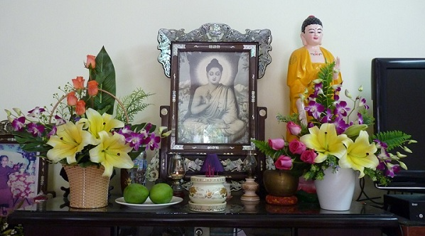 Dùng hoa quả giả chưng cúng Phật có mang tội không?