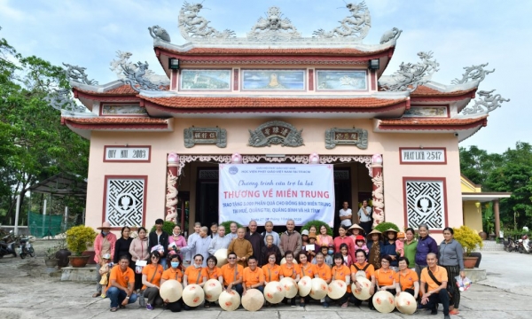 Đoàn từ thiện Học viện Phật giáo Việt Nam trao quà cứu trợ lũ lụt