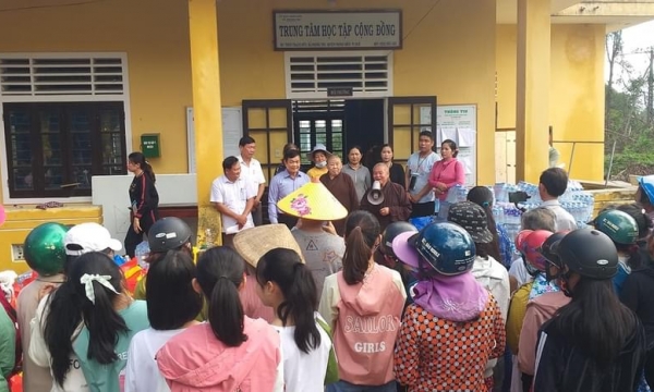 Chùa Cẩm Phong (Tây Ninh) tặng quà người dân thiệt hại nặng do lũ lụt ở xã Phong Thu