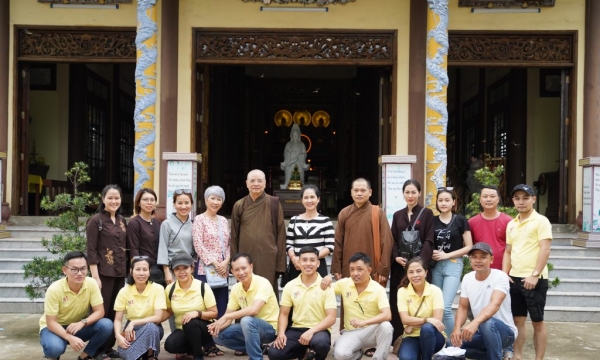 Phật tử chùa Bằng chia sẻ khó khăn với người dân Quảng Trị