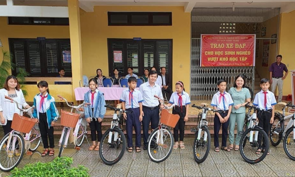 Trao tặng xe đạp cho học sinh có hoàn cảnh khó khăn ở miền núi tại Huế