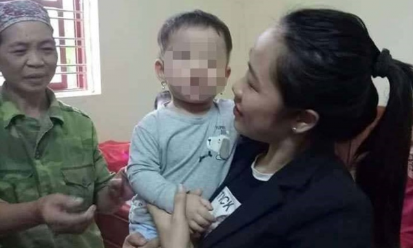 Bé gái hơn 10 tháng tuổi bị bỏ rơi trước cổng chùa Khánh Quang