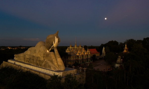 Tượng Phật nằm khổng lồ chùa Som Rong và ánh trăng rằm