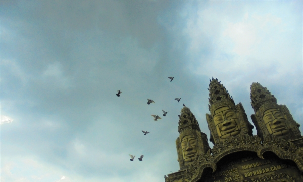 Thông điệp hòa bình từ ái của cánh chim câu ở chùa Monivongsa Bopharam 