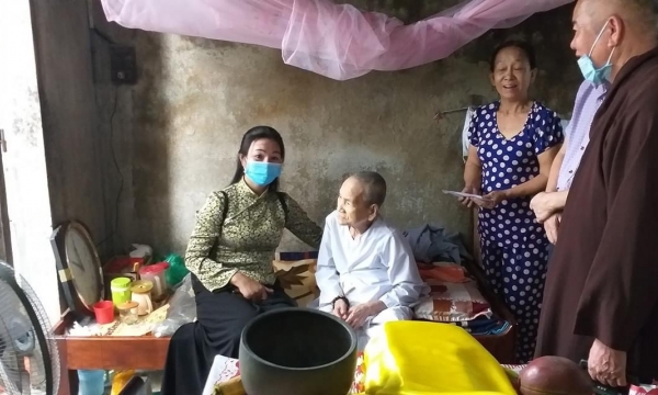 Trao 112 suất quà cho người khuyết tật nặng bị ảnh hưởng bão lụt tại huyện Quảng Điền