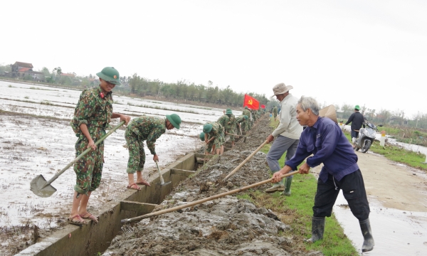 Trung đoàn 6, TT Huế tích cực giúp nhân dân khắc phục hậu quả sau bão lũ