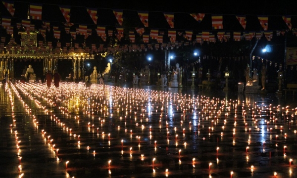 Trang nghiêm cúng đèn rằm tháng 10 tại Thiền viện Phước Sơn