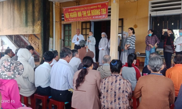 Trao 100 suất quà cho Hội người mù thị xã Hương Trà