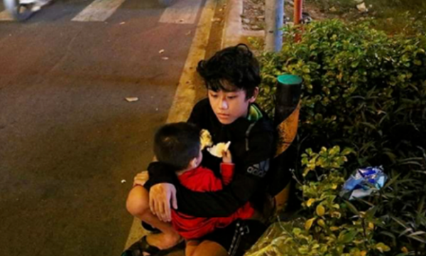 Hoàn cảnh đáng thương của 'cậu bé bế em đi ăn xin' trên đường phố Sài Gòn