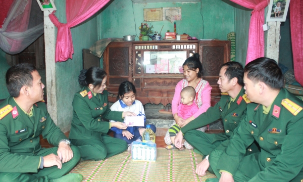 Khám, cấp thuốc miễn phí cho bà con dân bản xã Trung Sơn, huyện A Lưới