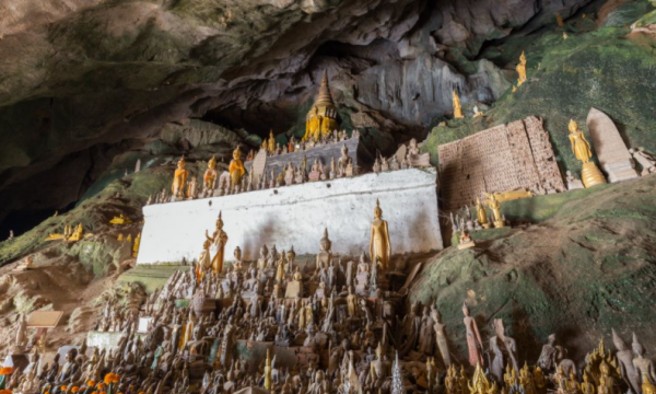 Bên trong hang động có hơn 4000 tượng Phật chạm khắc tinh xảo ở Lào