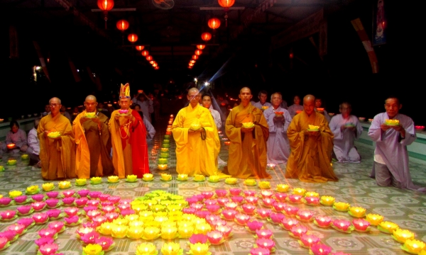 Hoa đăng cúng dường lễ khánh đản Đức Phật A Di Đà tại chùa Sắc Tứ Minh Thiện