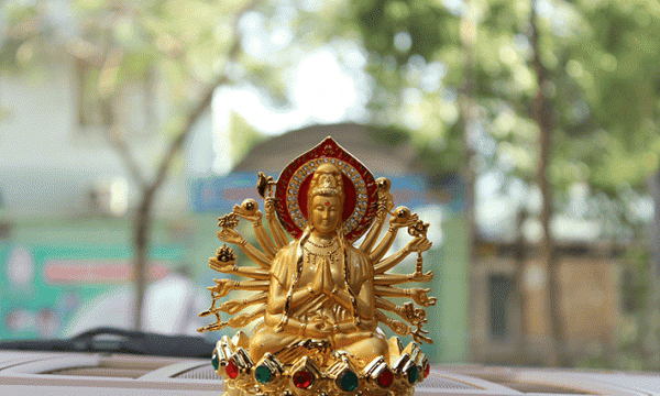 Những sự thật bất ngờ khi đặt tượng Phật trên xe ô tô