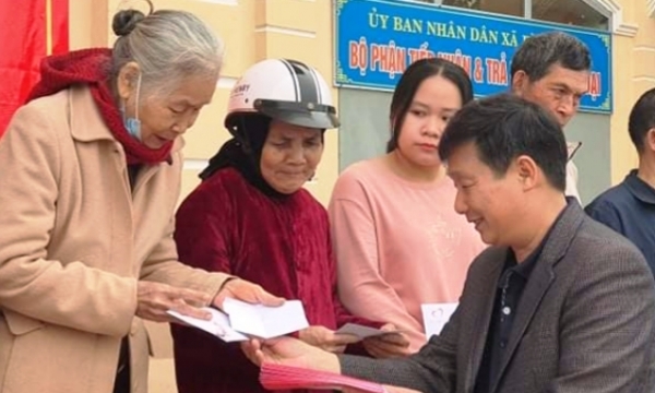 Trao 240 suất quà của quỹ Thiện Tâm đến người dân nghèo tại TT Huế