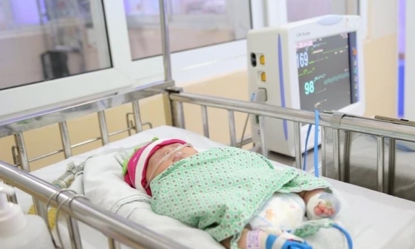 Thương tâm bé sơ sinh bị bỏ rơi trong tình trạng suy hô hấp, đa dị tật