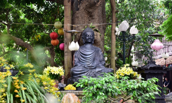Tượng Phật từ đá quý nguyên khối trong ngôi chùa nghìn năm tuổi ở Hà Nội